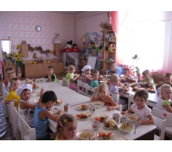 Смачний обід. Фото в приміщенні дитячого закладу "Малятко", місто Сватове.