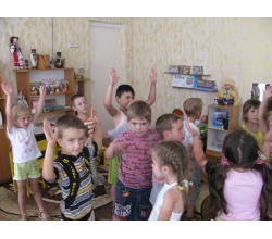 Фото дітей в приміщенні дитячого закладу "Малятко", місто Сватове.