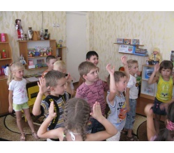 Фото дітей 2 в приміщенні дитячого закладу "Малятко", місто Сватове.